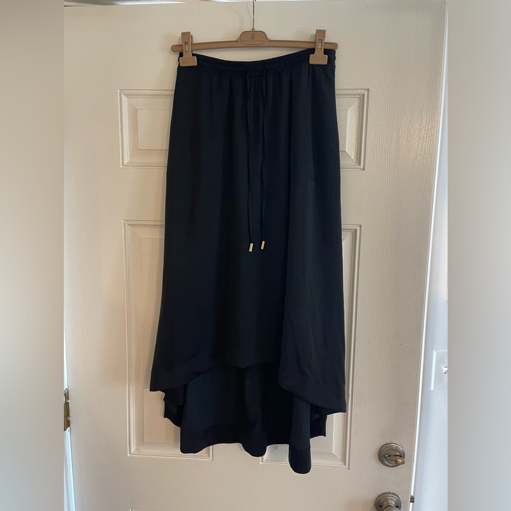 Elegant Black Women's Skirt
Fits like a size Smalll
Excellent Condition